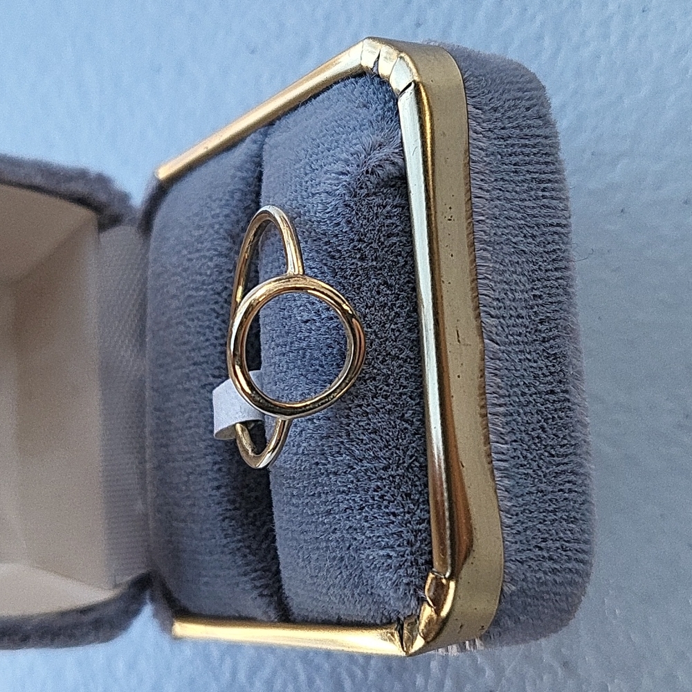 14kt Gold circle ring - Picture 3 of 3